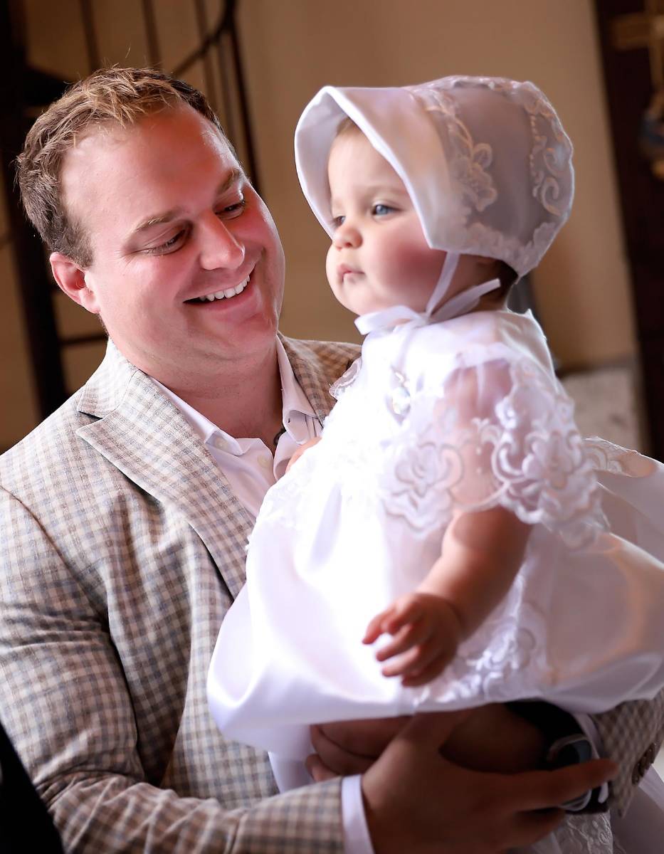  Bella en brazos de su padre Derek.