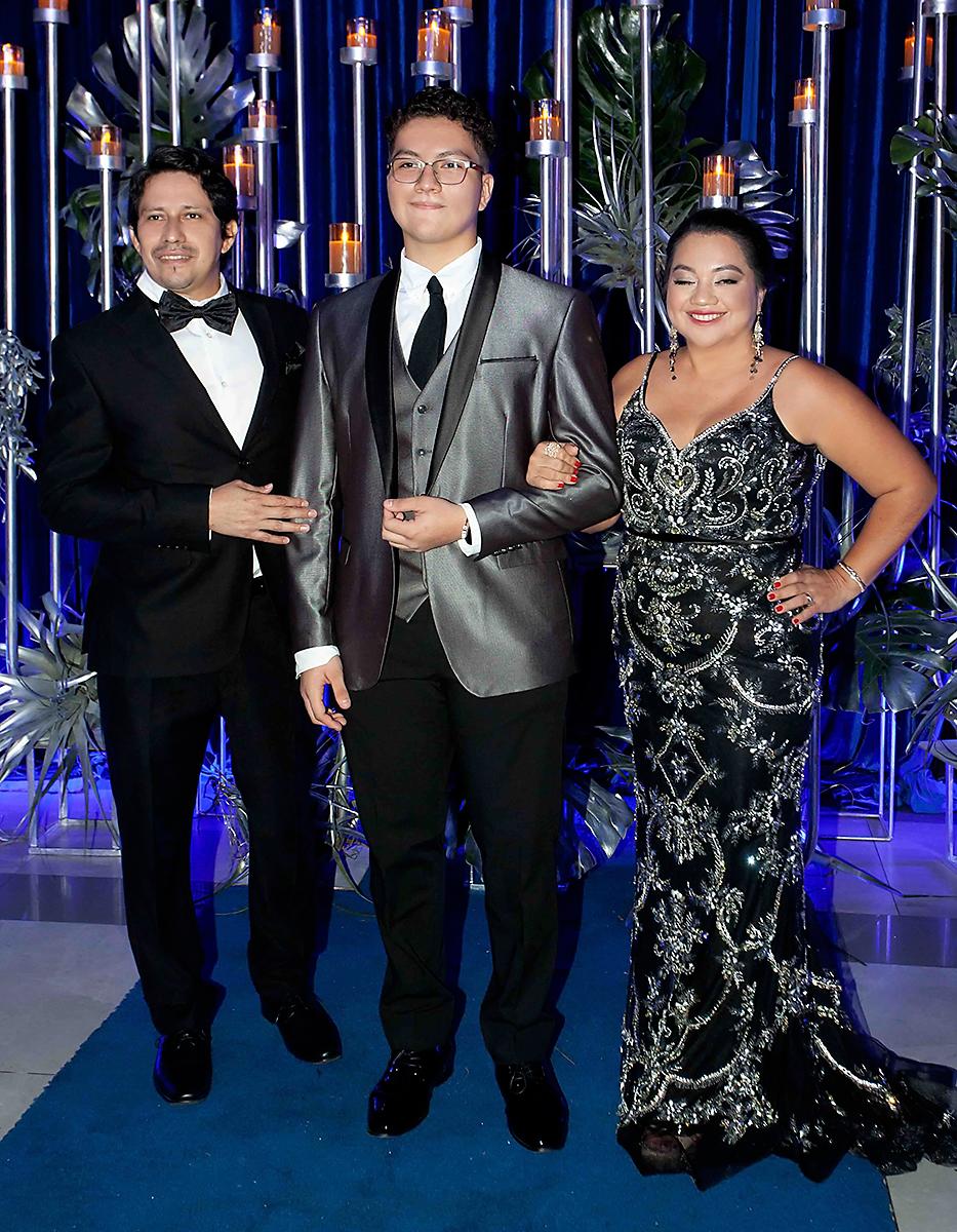 Elvin Hernández con su hijo: Onán Alexis Hernández Reyes yNadezhda Reyes.