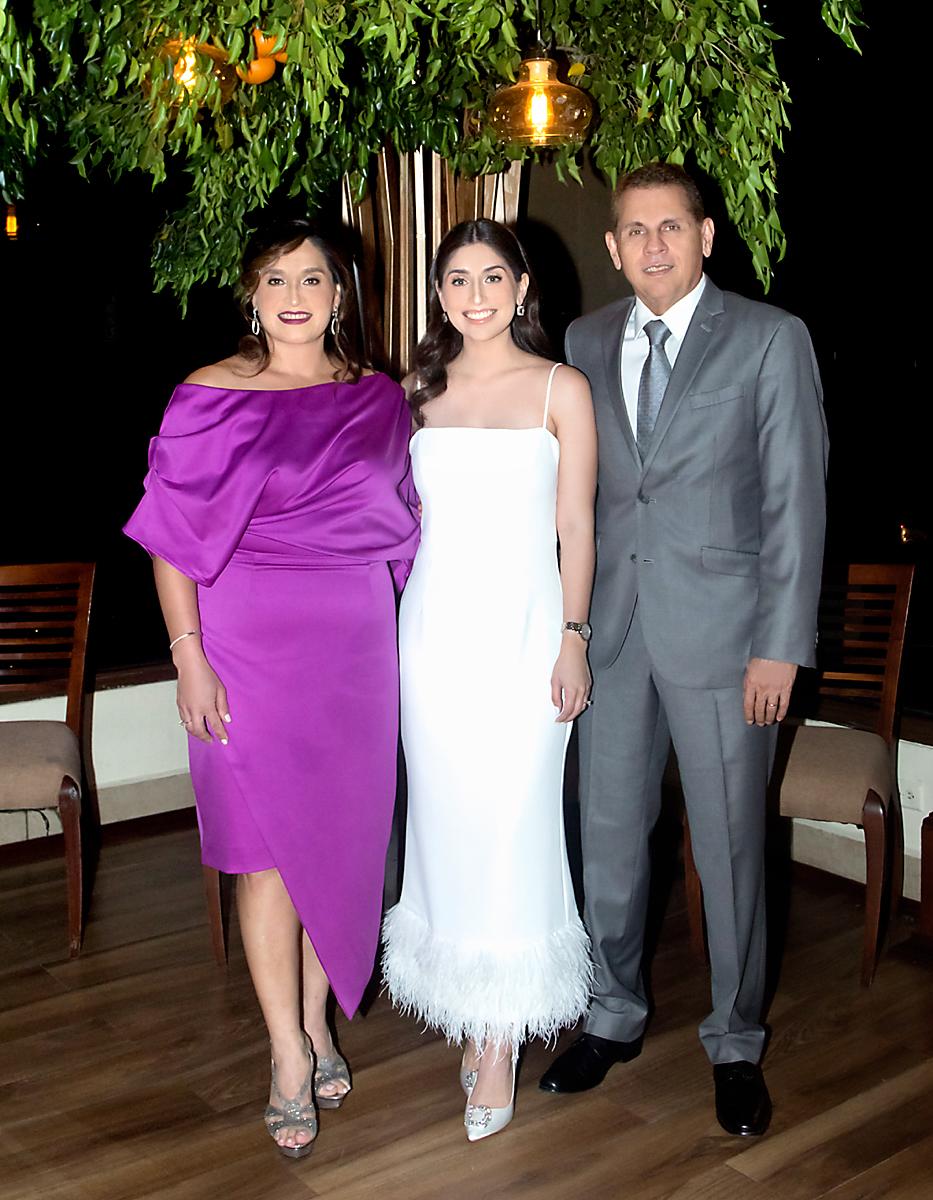 Alicia, Alejandra y Alberto Bográn.