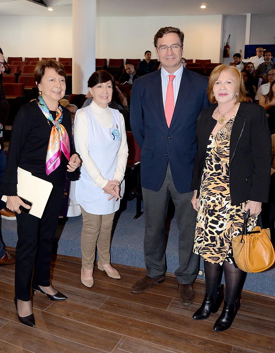 Previo a los actos de inauguración, autoridades educativas, miembros de la comunidad escolar e invitados especiales participaron en una ceremonia especial. En la imagen, Ana Merriam, Mónica Weddle y el embajador de España, Diego Nuño