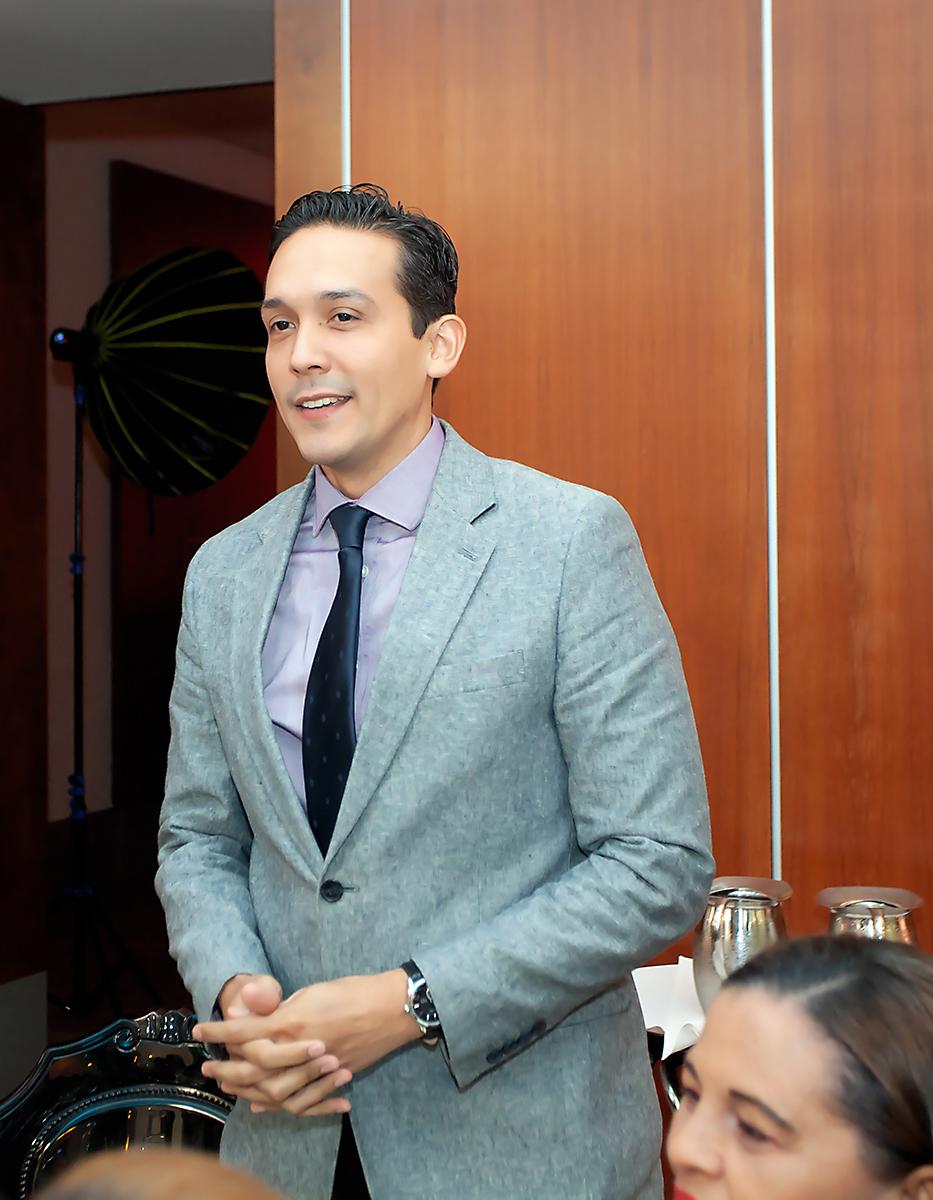 El dr. Francisco Cruz al momento de brindar palabras de gratitud a Dios y a su socio y amigo David Linares.