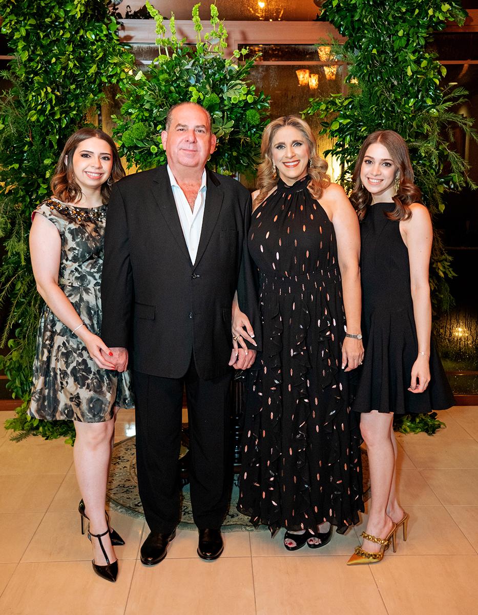 Lorena, Héctor, Lorena y Stephanie Kattan.