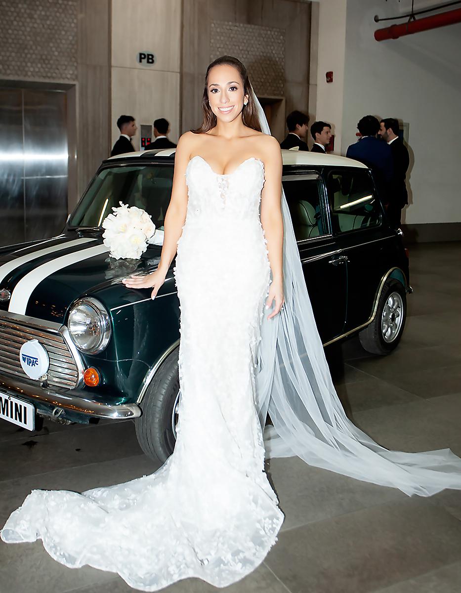 La novia Johana Elena Raquel Bustillo, lució una columna strapless en tono ivory.