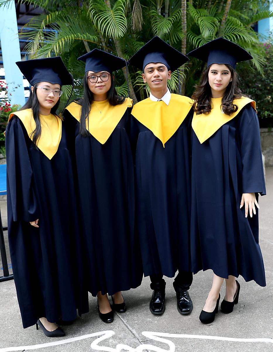 Vivian Chen, Eva Salgado, Diego Flores y Andrea Rivera
