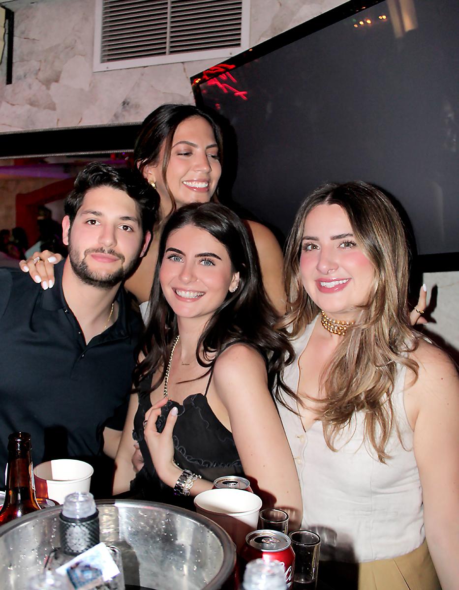 El evento VALEN-TIMES se llevó a cabo en el exclusivo restaurante Rojo, ofreciendo una experiencia única donde el amor y la música se fusionaron en una celebración sofisticada. Con una atmósfera vibrante, los asistentes disfrutaron de sets en vivo de DJs, creando el ambiente perfecto para una noche inolvidable. La coctelería, cortesía de Ron Abuelo, añadió un toque especial con creaciones diseñadas para enamorar los sentidos.