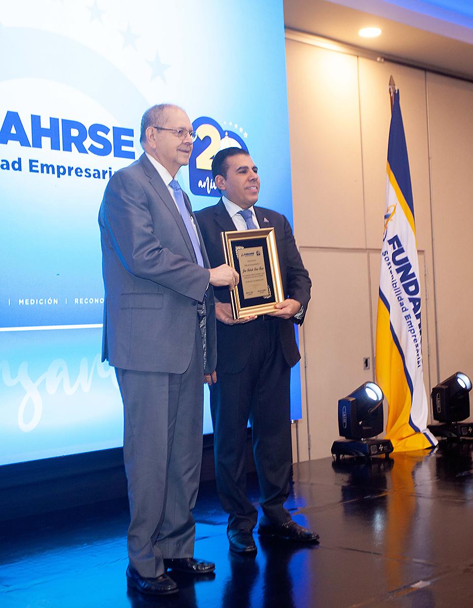 Roberto Leiva recibe un reconocimiento como fundador.
