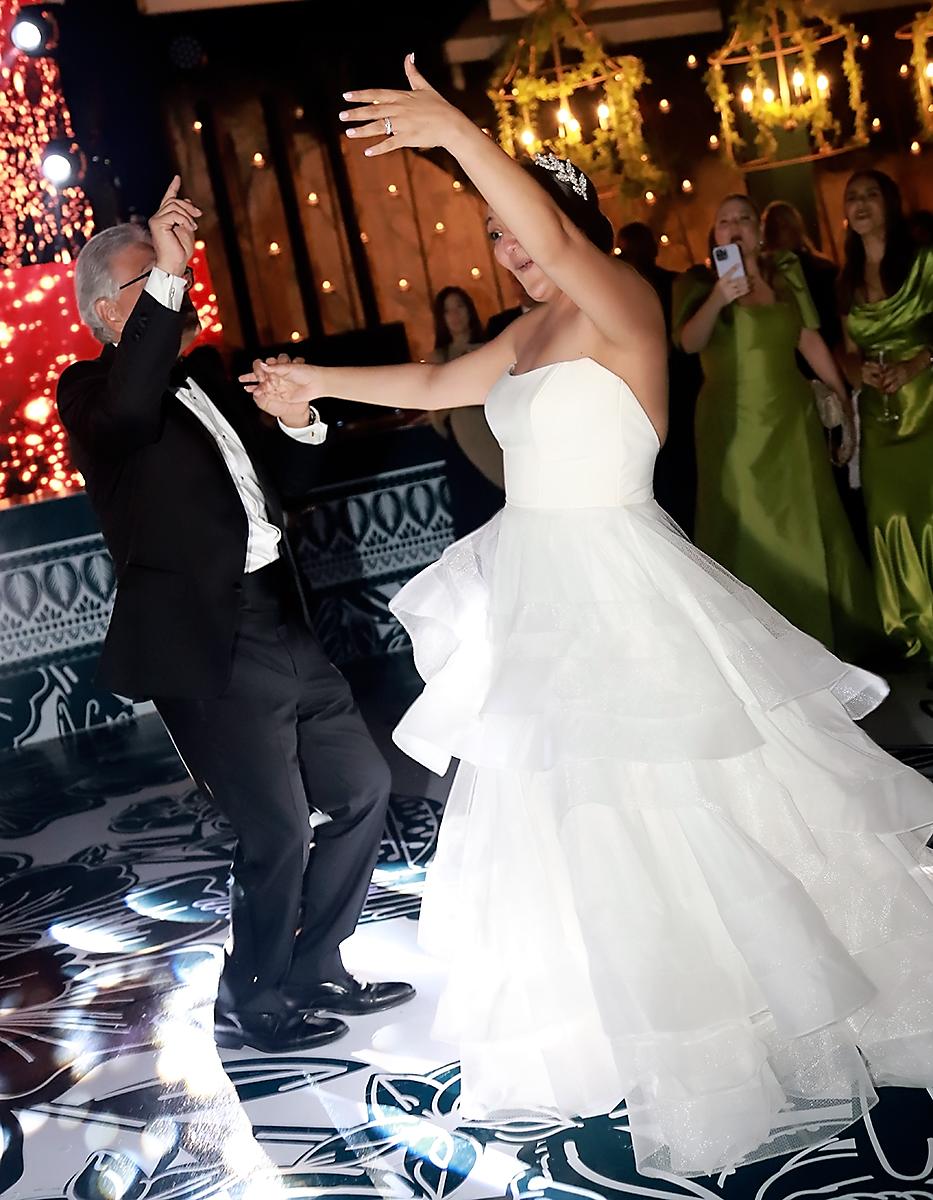 Padre e hija bailaron, Sweet Caroline - Neil Diamond