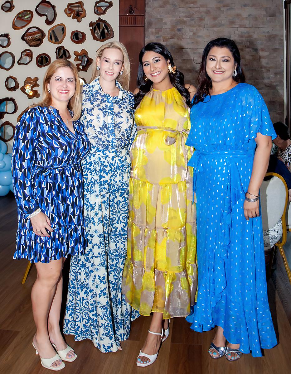 Victoria y Andrea Valenzuela, Anna Funes y Karina Ardón.