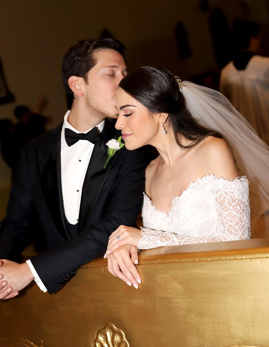 Con un tierno beso los novios escuchan atentos al padre Francisco Verar