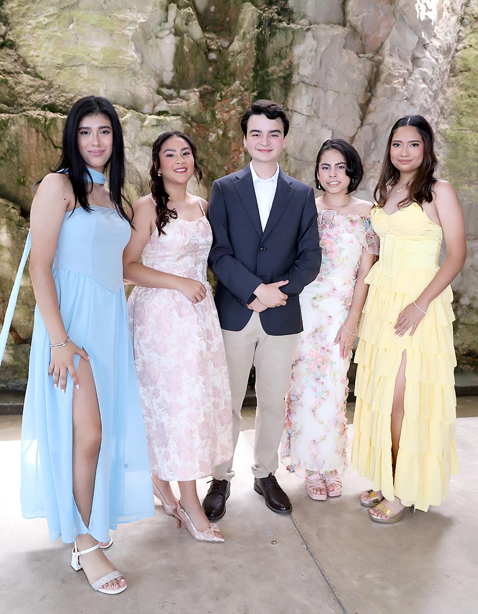 Alejandra Casco, Génesis Gómez, Sebastián Chinchilla, Antonela Núñez y María Isabel Mejía. Alejandra Casco, Génesis Gómez, Sebastián Chinchilla, Antonela Núñez y María Isabel Mejía.