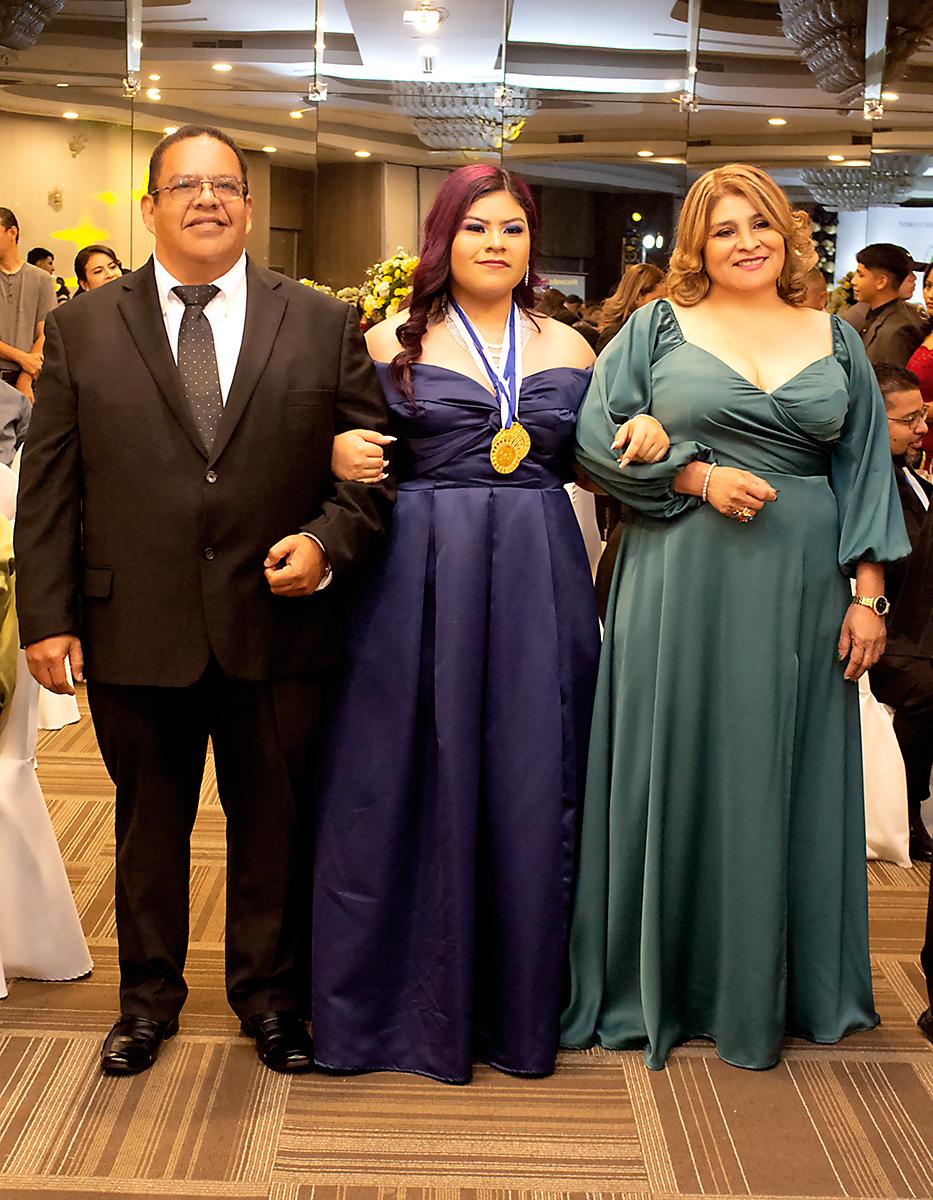 Marlyn Valera junto a sus padres Juan Manuel Varela y Verónica Castellanos.