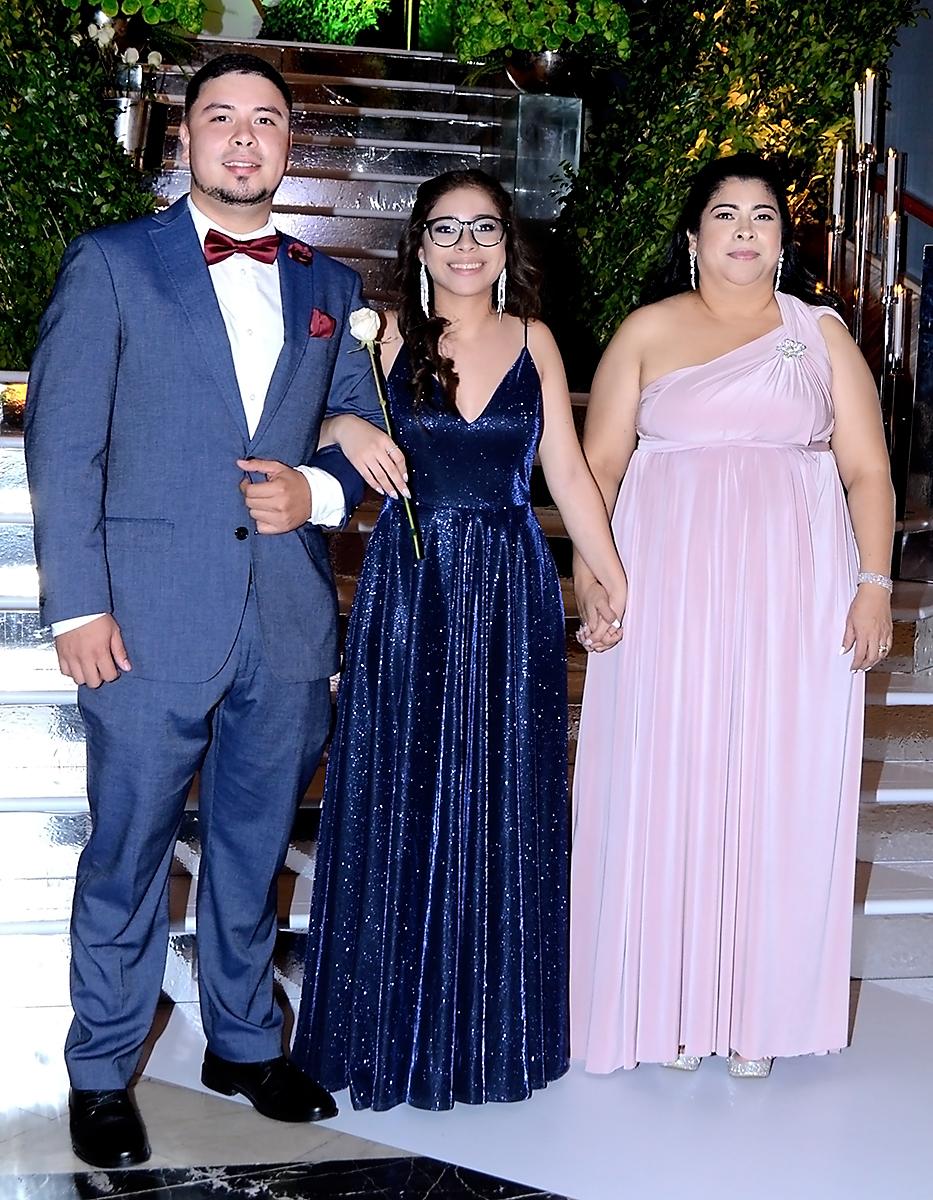 José Manuel y Raquel Agurcia con Reina Canales