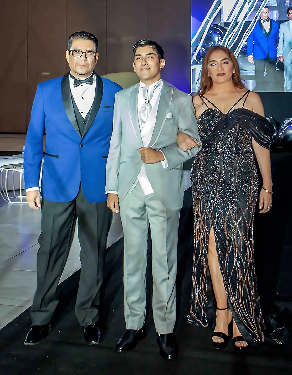 Joel Funes, con sus padres Elías Funes e Hilda Zúniga.