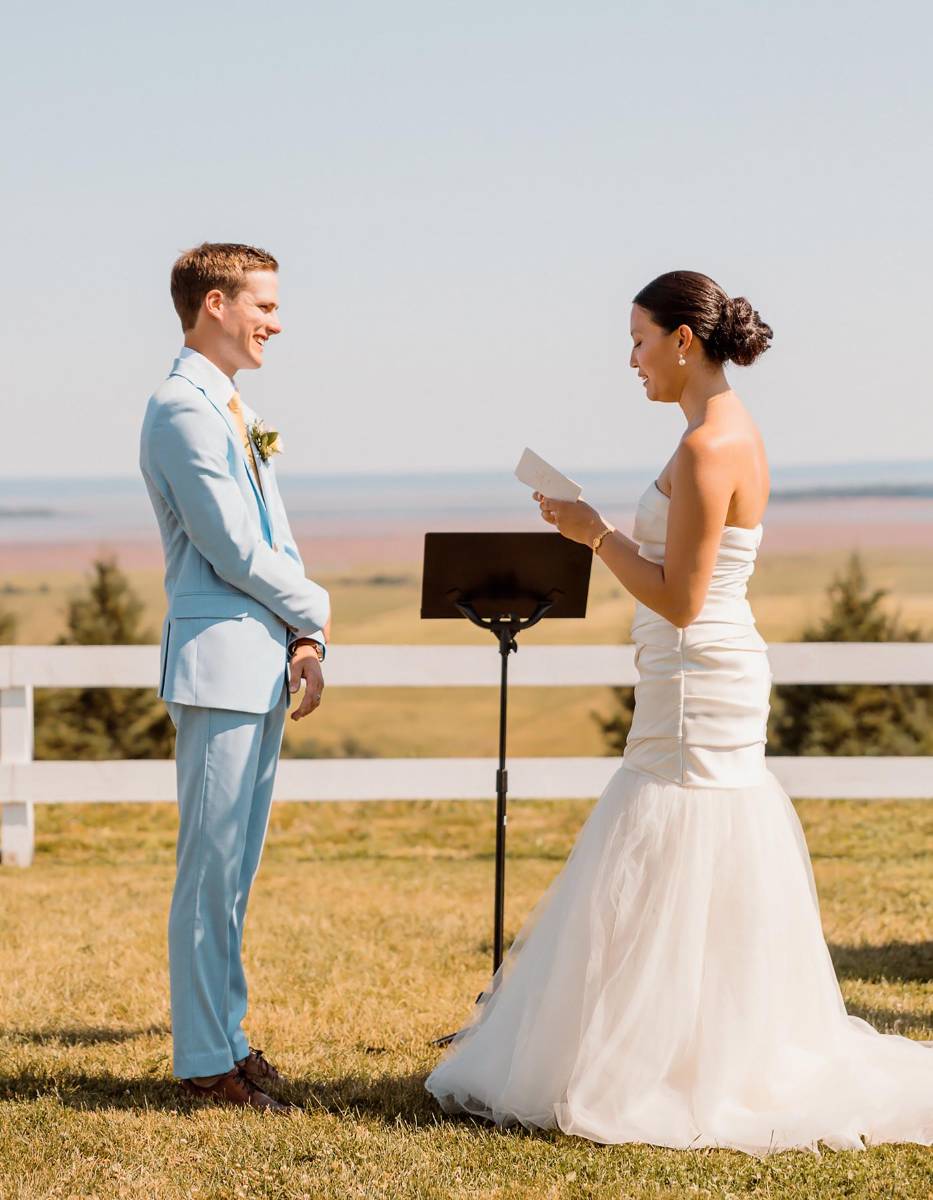 Momento en que la feliz novia lee los votos matrimoniales