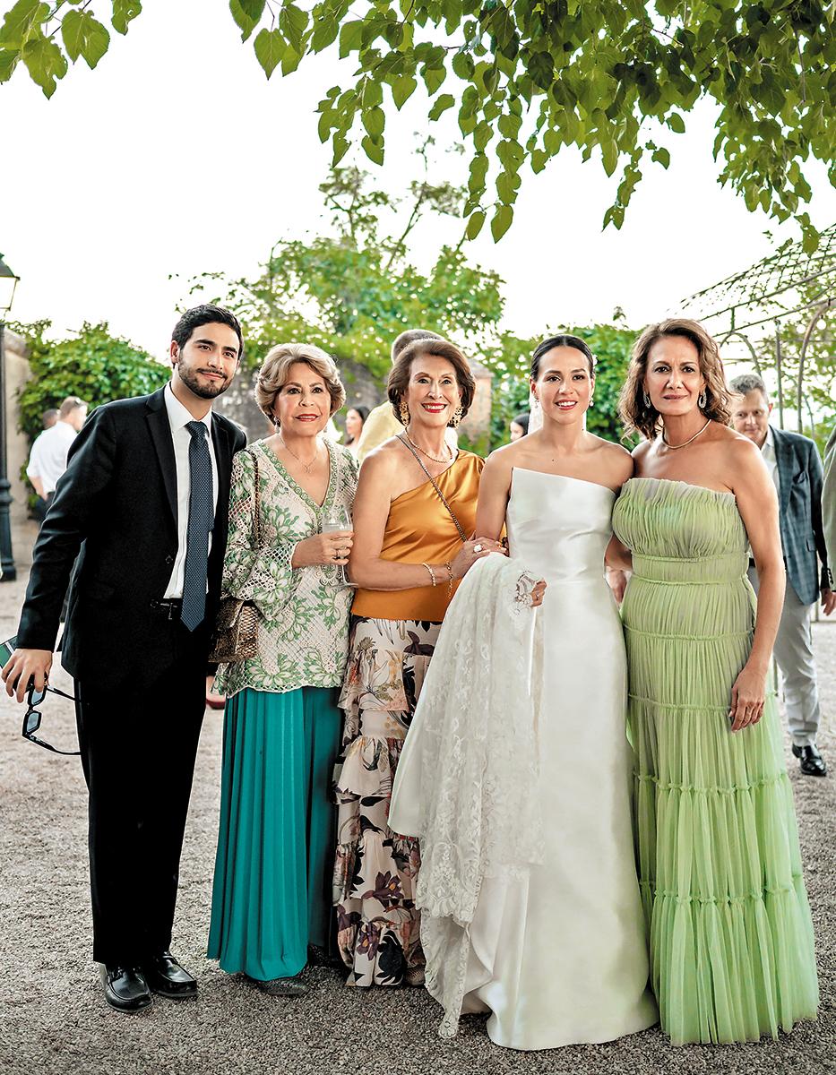 Fernando Sikaffy, Nena de Díaz, Miriam Millares, la novia Hortensia García de Tavera con Lucy Khoury.