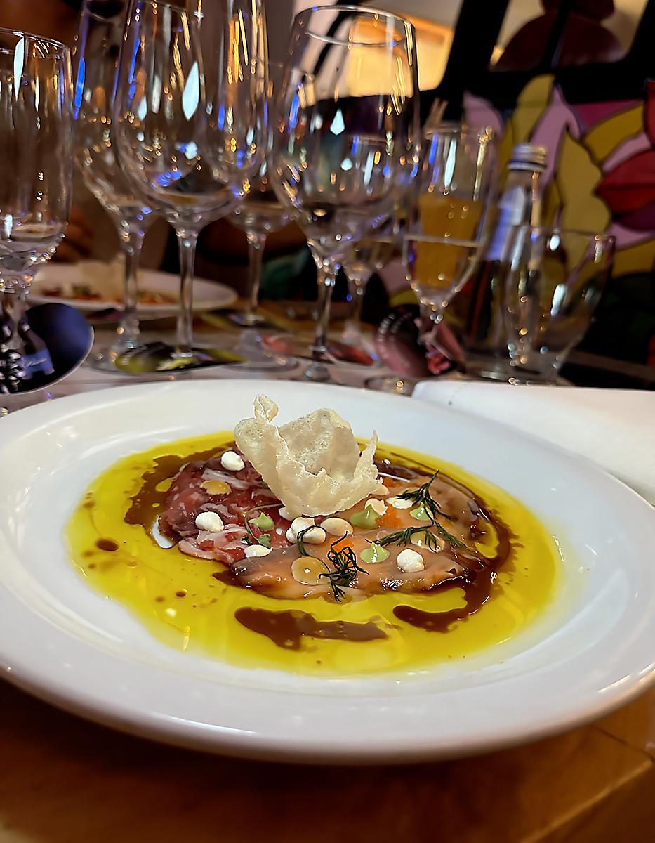 Carpaccio Mar y Tierra con carne de rib eye, alioli, salmón, spicy mayo, huevos de pez volador, salsa de anguila y crema de queso.