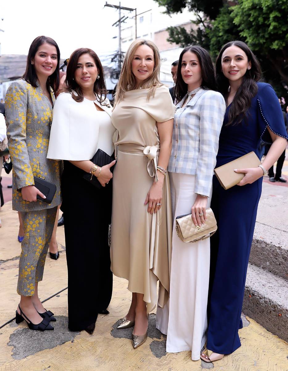 A la toma de posesión asistieron diplomáticos, distinguidas personalidades del ámbito político y gubernamental, así como funcionarios públicos y representantes de la Iglesia, quienes se dieron cita para acompañar a Nasry Asfura en este importante acontecimiento.