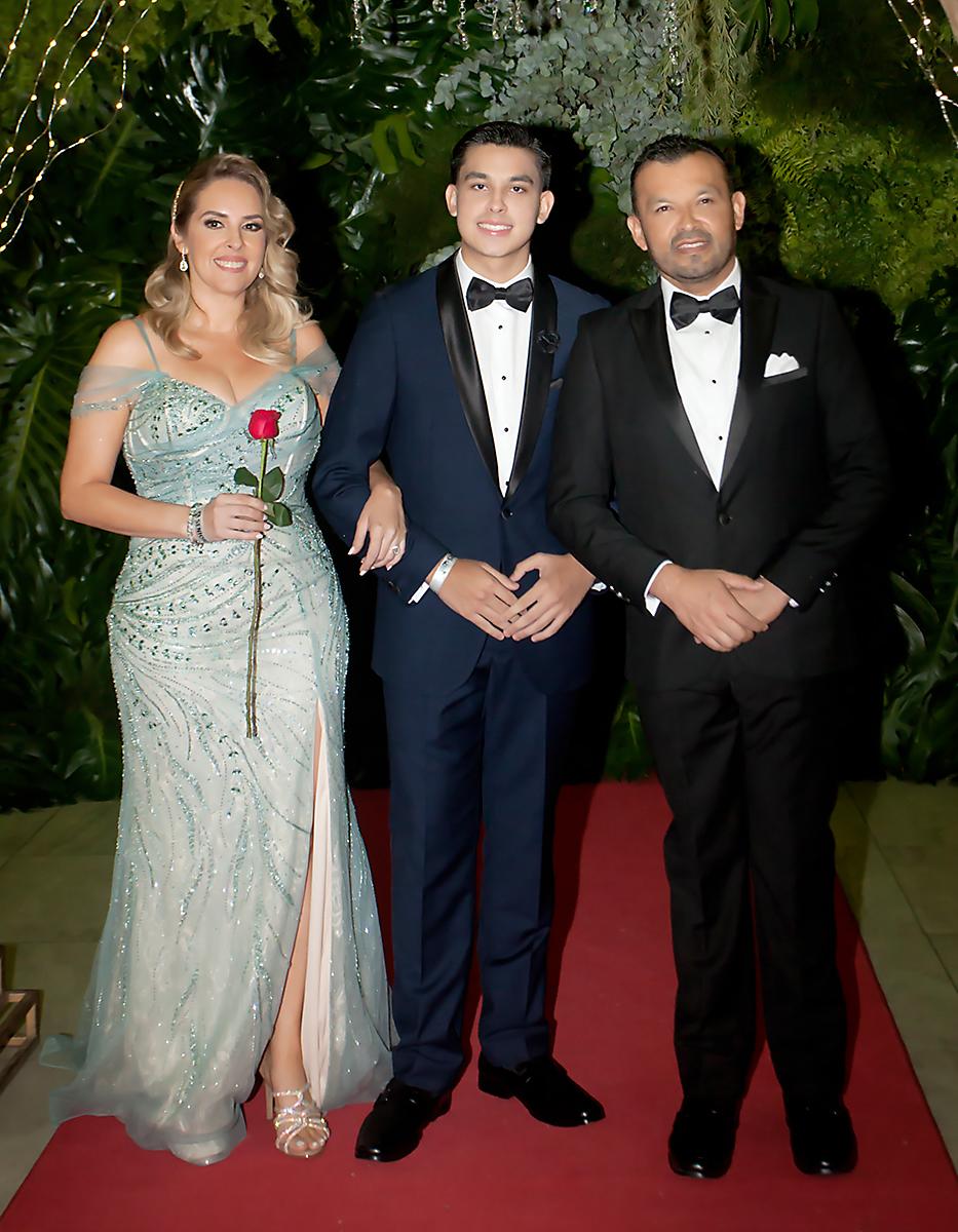 Joseph Espinoza con su padres Belkis Suazo y Guillermo Espinoza.