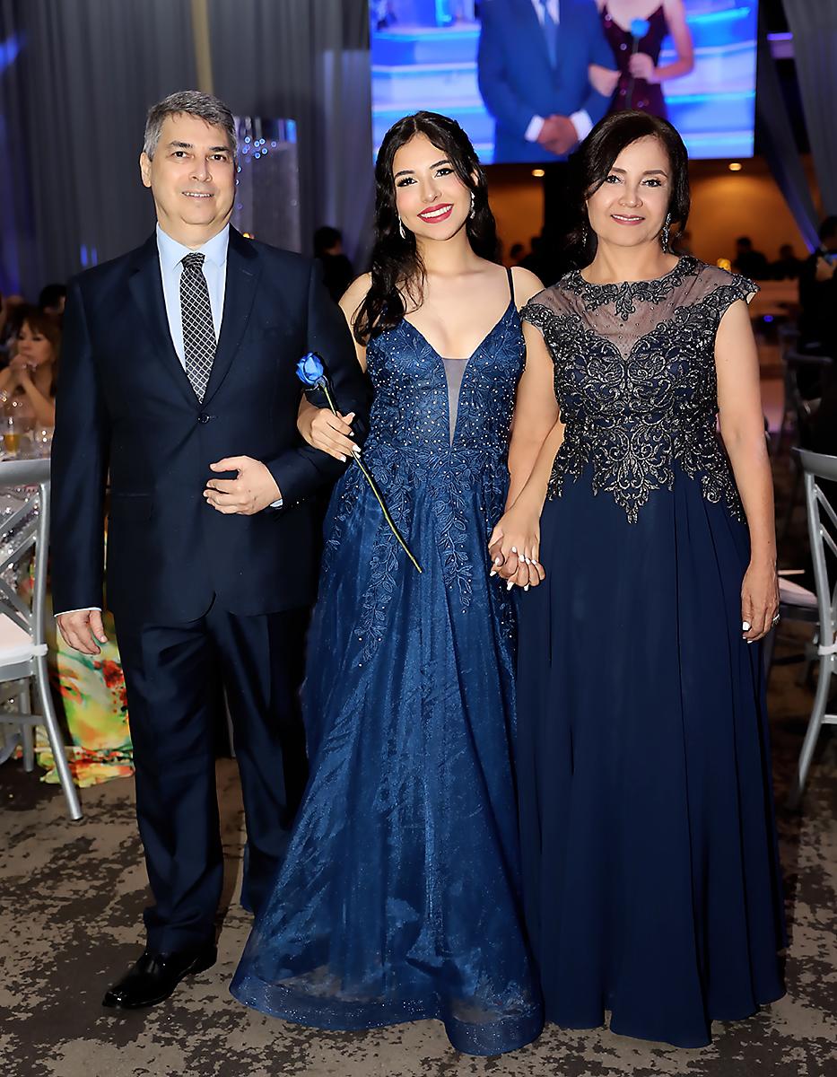 Katherine Michelle Sabillón Paz con sus padres Javier Sabillón y Dilcia Paz 