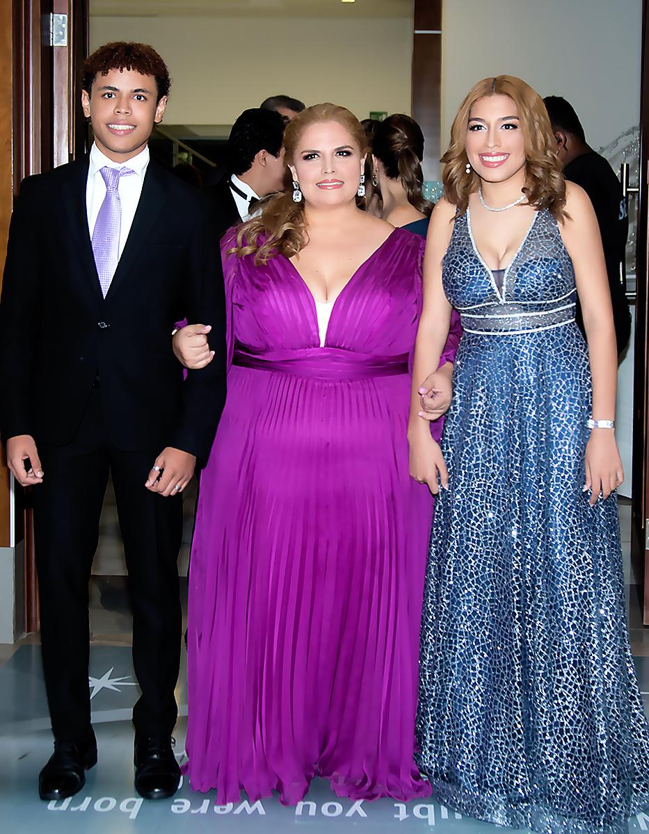 Julian y Nicole con su madre Bessy Arriaga