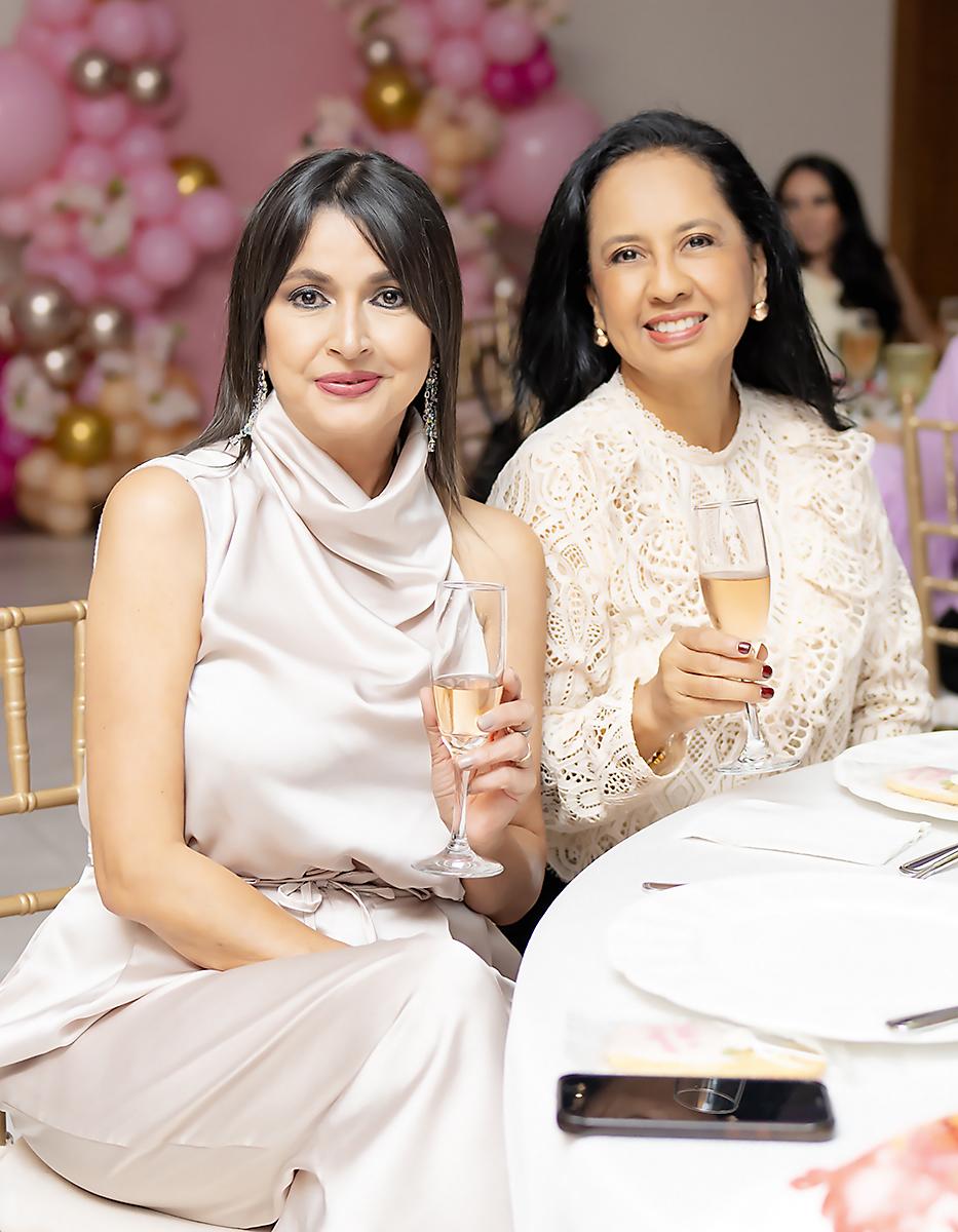 Claudia Salgado e Iris Alvarado.
