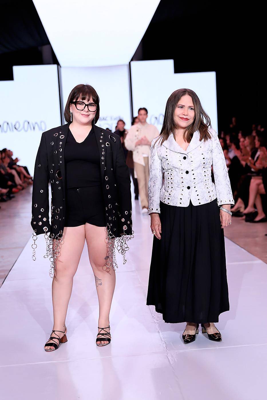 “La moda no es desecho ni exceso, sino posibilidad: posibilidad de crear, de reinventar y de sanar”, esa es la premisa bajo la cual Mabel y Nadia Galeano crearon HELP, su colección presentada en la X edición de BAC Estilo Moda”. Las diseñadoras revisitaron los archivos de la firma y le dieron nueva vida a blazers y sacos que transformaron con broches, flores oversize hechas a mano, ribetes y hasta imperdibles. Además, añadieron prendas de formas relajadas como wide leg pants, mini dresses y button-down shirts.