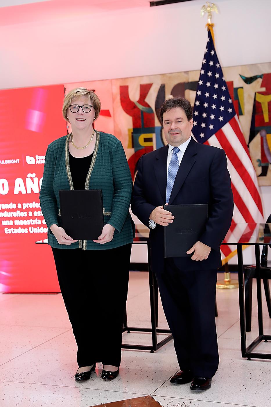 Gobierno de los EE.UU. y Banco Atlántida Firman Enmienda al Acuerdo de Becas Fulbright-Banco Atlántida