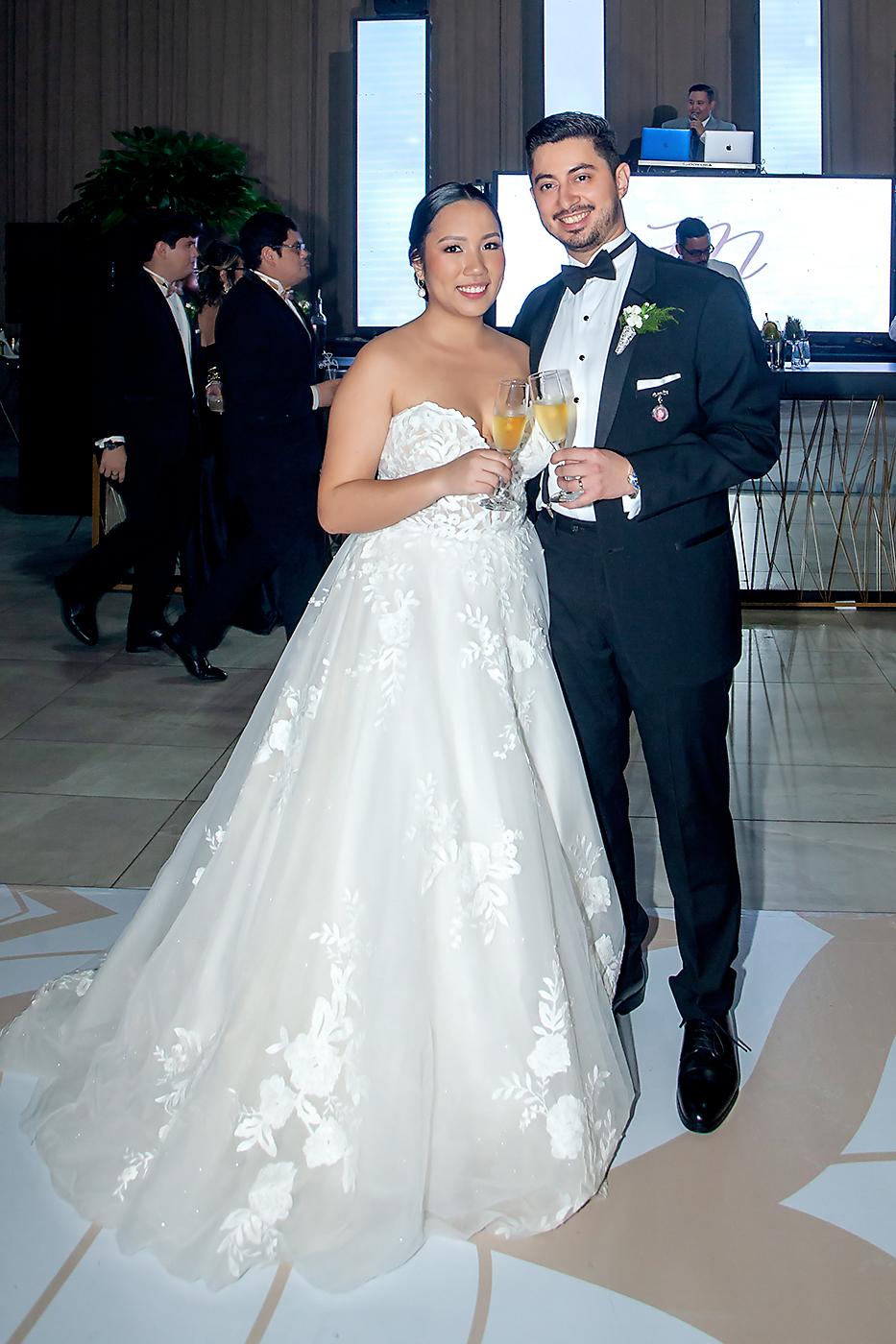 La boda eclesiástica de Carlos Pineda y Nidia León, image size:933x1400