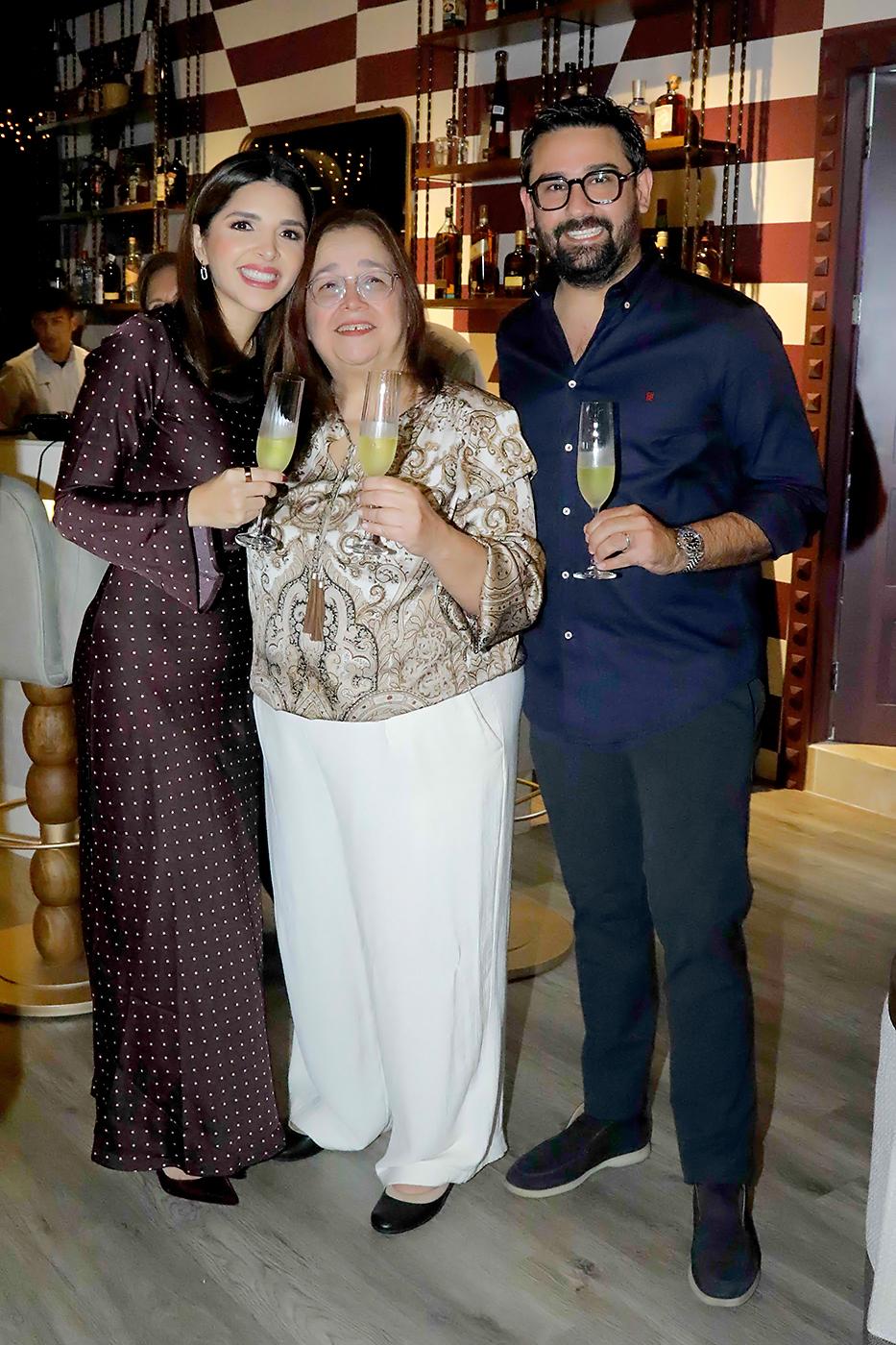 Brindis por la reapertura de Hasta La Pasta Italian Bistro