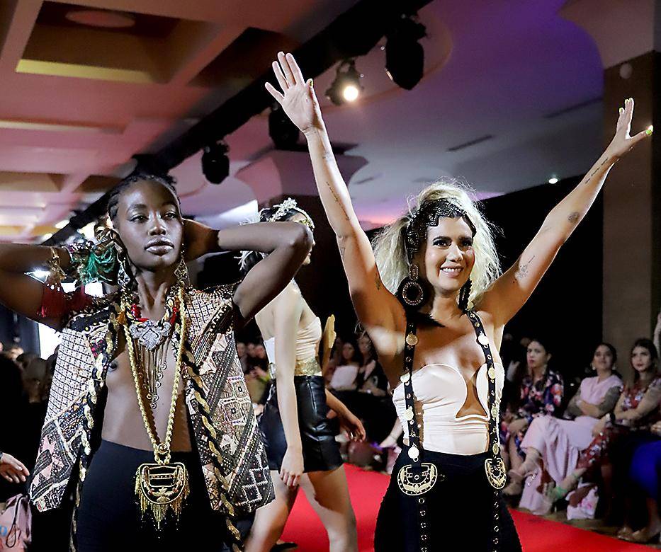La diseñadora de joyas venezolana Katherine Cordero sorprendió al público de ESTILO Moda con sus relucientes piezas cargadas de brillo y misticismo en una apuesta que enamoró de inmediato.