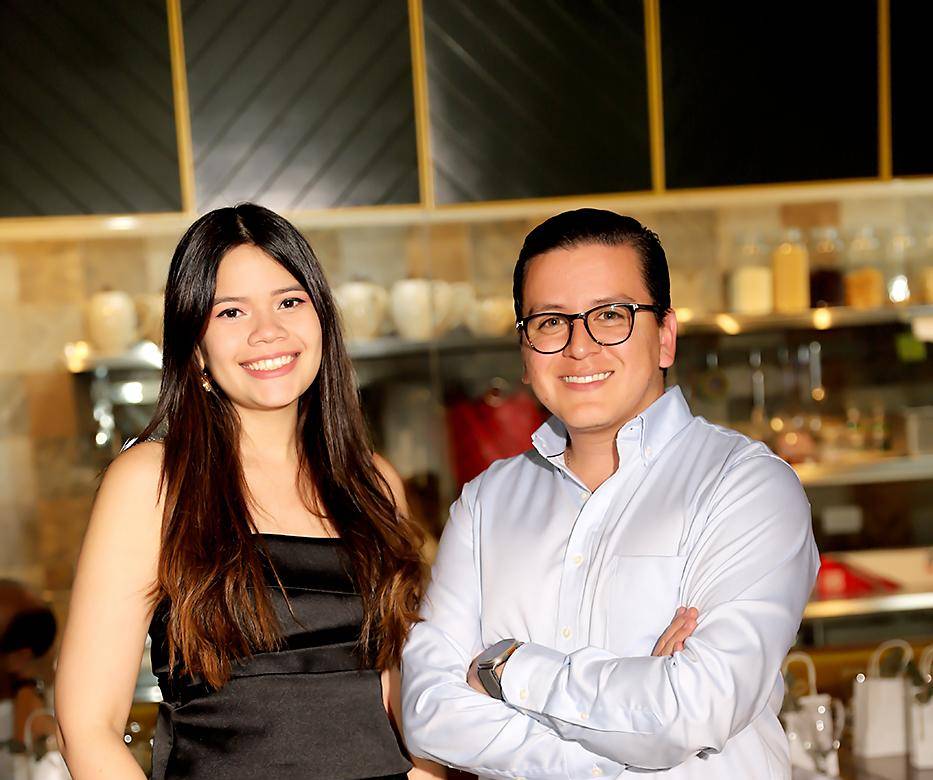 Honda y Excel Automotriz brindaron una velada extraordinaria como muestra de agradecimiento a la lealtad de sus clientes, deleitándonos con una experiencia gastronómica simplemente espectacular. ¡Una noche llena de gratitud y sabores excepcionales! En la foto: Alejandra Figueroa y Rodrigo López Castellanos.