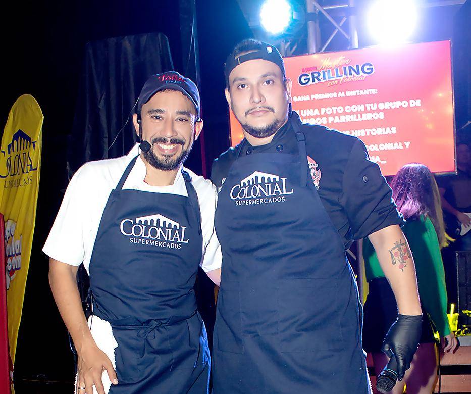 Los chefs Frank Arévalo de El Salvador y José Mejía de Parrilleros Catrachos.