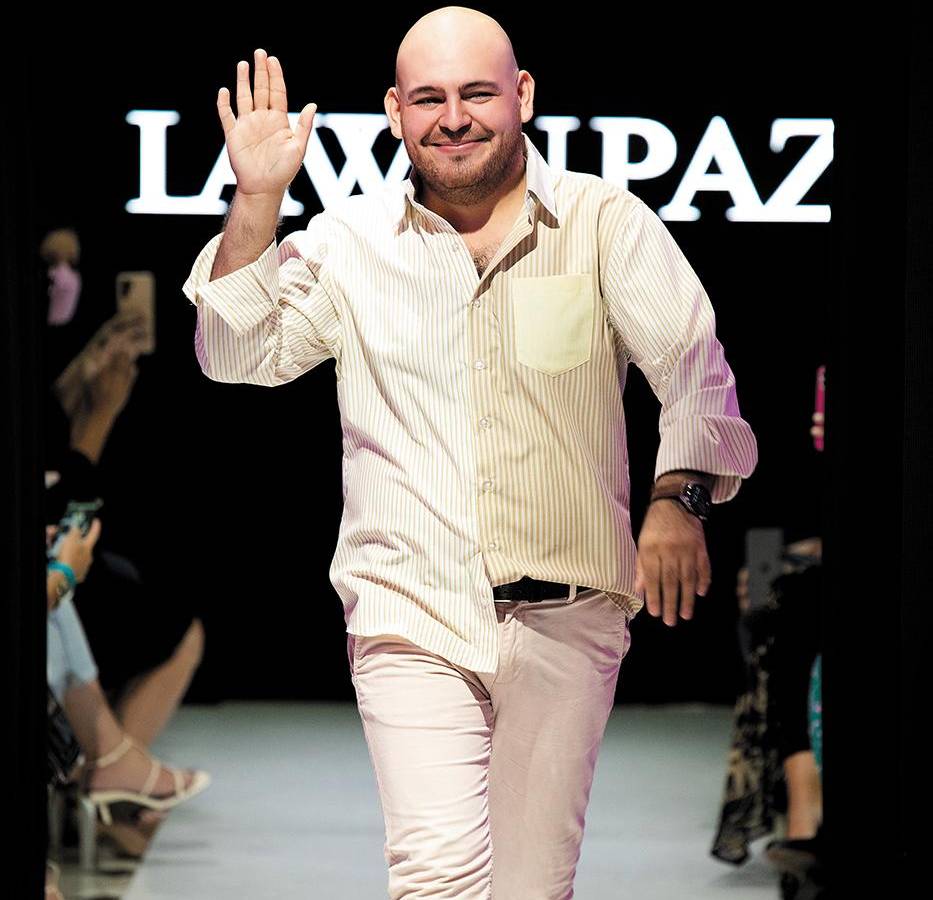 Lawin Paz, quien se caracteriza por su pasión por las siluetas románticas y ultra femeninas, al final de su pasarela en 2021