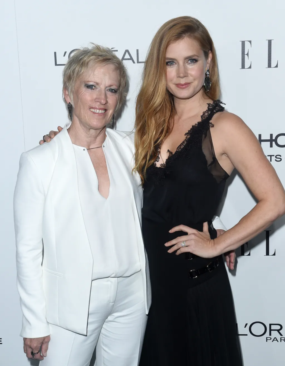 <b>Amy Adams</b>La actriz creció dentro de una familia mormona, sin embargo, sus padres se separaron cuando ella tenía 11 años. Su madre, Kathryn Adams, se convirtió en culturista y al poco tiempo se mudó con su nueva pareja que era una mujer. Tanto Amy como sus hermanos crecieron con su padre.