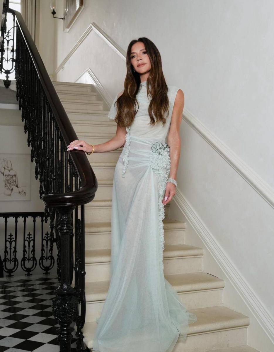 Sin dudas, la festejada conquistó con un vestido largo, semitransparente en verde suave y de brazos descubiertos. 