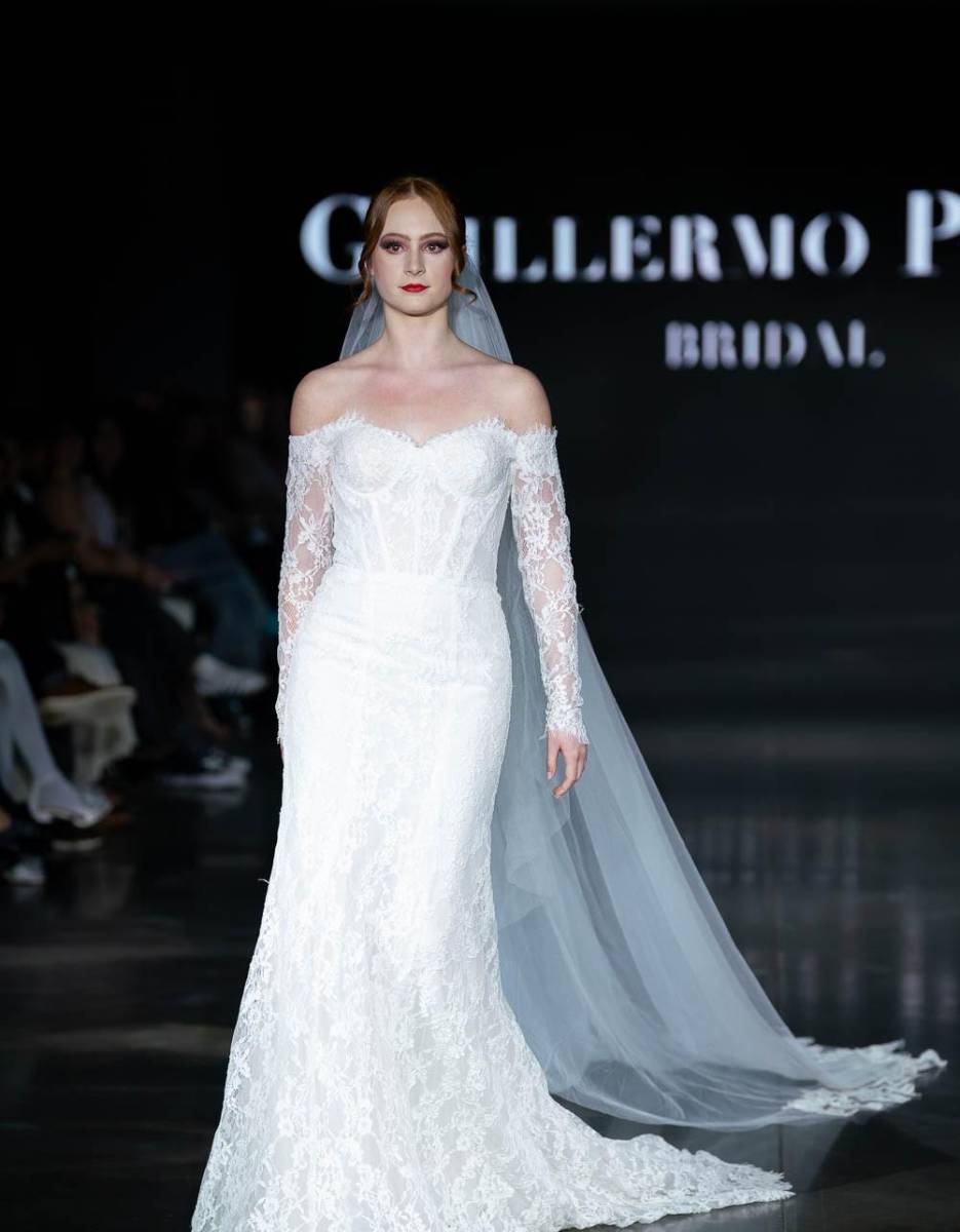 Vestido con falda sirena, off-the-shoulder, que combina una silueta moderna con delicado encaje
