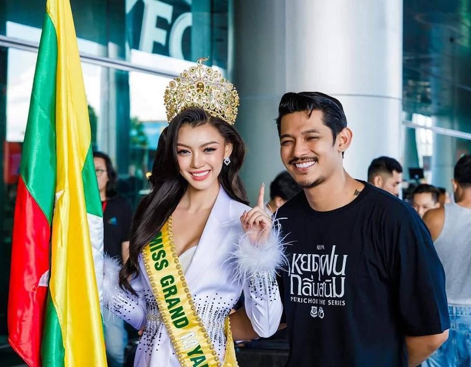 La ceremonia se volvió tensa cuando Htoo Ant Lwin, el Director Nacional de Myanmar, retiró abruptamente la corona y la banda de Thae en el escenario.