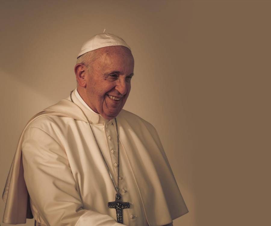A lo largo de su pontificado, el Papa Francisco nos dejó momentos que quedarán en la memoria del mundo; que no solo reflejaron su liderazgo espiritual, sino también su cercanía con las personas, su humildad genuina y su compromiso por una Iglesia más humana. Fueron mensajes silenciosos que decían todo. A continuación, te presentamos una selección de escenas que definieron su legado.