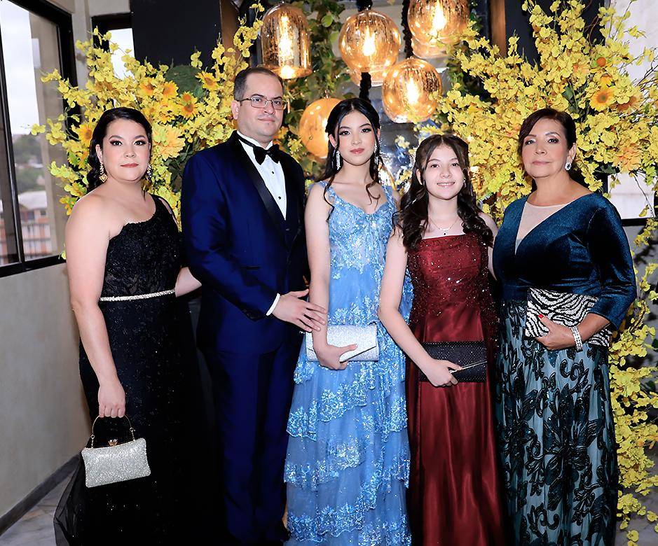 Los seniors 2025 de La Estancia School celebraron su prom night con un carnaval inolvidable, lleno de color, emoción y sorpresas. La fiesta se extendió hasta altas horas de la noche, entre risas, nostalgia y recuerdos que llevarán consigo para siempre.