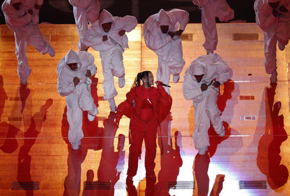 Aunque sin invitados sobre el escenario Rihanna intepretó otra de sus más grandes colaboraciones. Para el decimo tema de su setlist rihanna entonó su featuring con Jay-Z y Kanye West, <b>Run This Town</b>