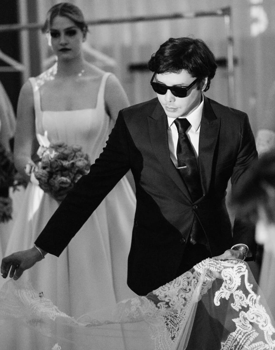 "Nuestras novias son mujeres de elegancia y fuerza. Esta colección lo celebra con telas audaces y una artesanía refinada", afirma Pharis