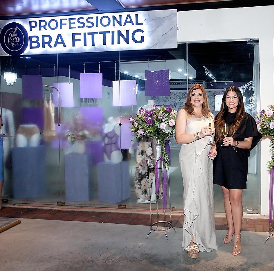 Jenny Ordoñez y Ana Raquel Maradiaga durante la inauguración de The Bra Guru. 