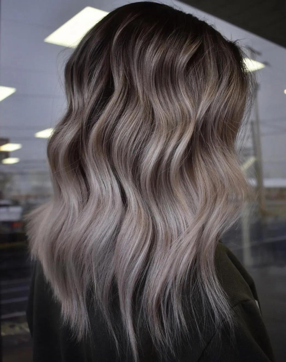 Mushroom Brown es un castaño cenizo con balayage de medias a puntas del cabello. Parte de una base oscura, mientras en la parte inferior del cabello se aplican tonalidades de miel cenizo o grises, este look también es ideal para lucir en invierno.