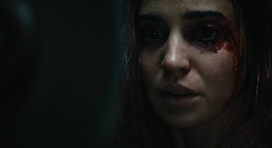 Evil Dead BurnEn una remota casa de campo, una viuda enfrenta brutales posesiones demoníacas tras el hallazgo de un objeto maldito por parte de su familia política. “Evil Dead Burn” se estrena el próximo 10 de julio.