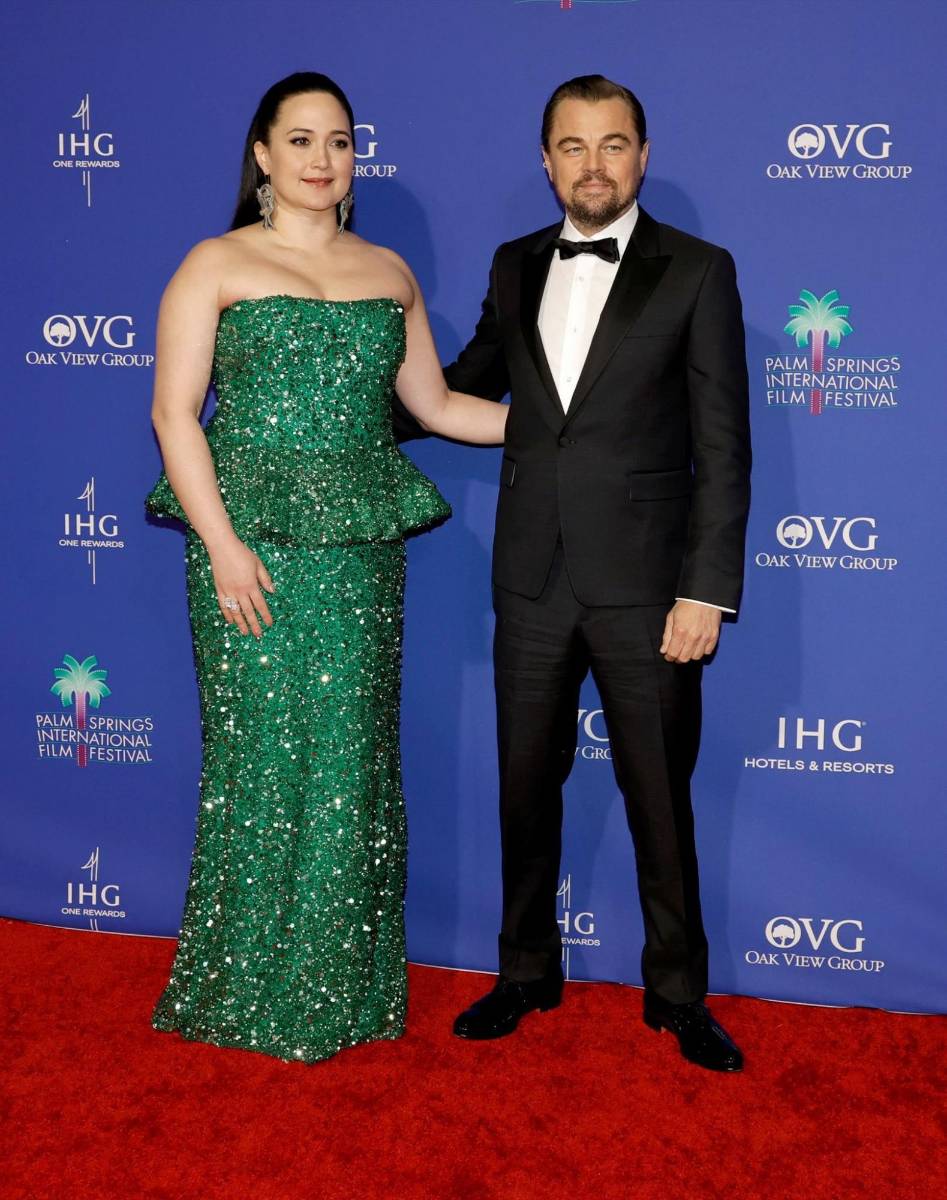 Lily Gladstone en Rodarte y Leonardo DiCaprio. 