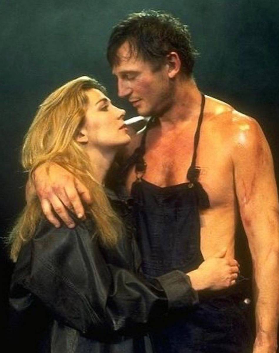 El 11 de mayo de 1993, mientras Neeson filmaba La Lista de Schindler en Polonia, envió una tarjeta a Richardson por su cumpleaños número 30, la cual decía “Me estás alcanzando”, fue aquí que este romance comenzó a florecer. 