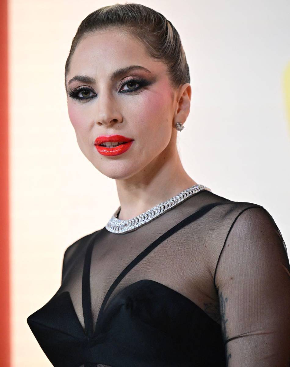 Gaga complementó el vestido con un impresionante collar vintage de los años 50, elaborado en platino y diamantes by Tiffany &amp; Co y con brazalete, pendientes y anillo a juego