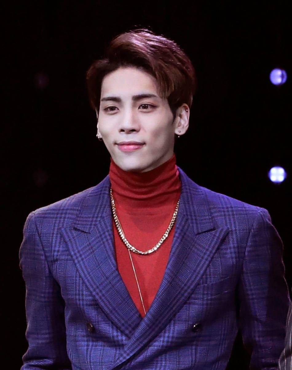 Jonghyun, de 27 años, pertenecía a la boyband SHINEE. El cantante antes de morir dejó una carta de suicidio, en la cual expresó que la depresión lo había “devorado”. Su mánager lo encontró inconsciente y lo trasladó a un hospital de Seúl, donde posteriormente falleció.