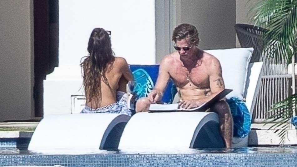 La nueva pareja se sentó uno al lado del otro, ante la presencia de los paparazzi se puso de espalda para no ser retratada sin la parte de arriba de su bikini.