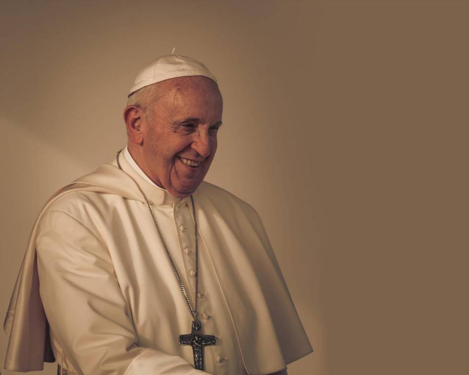 A lo largo de su pontificado, el Papa Francisco nos dejó momentos que quedarán en la memoria del mundo; que no solo reflejaron su liderazgo espiritual, sino también su cercanía con las personas, su humildad genuina y su compromiso por una Iglesia más humana. Fueron mensajes silenciosos que decían todo. A continuación, te presentamos una selección de escenas que definieron su legado.